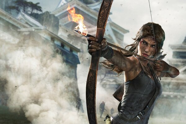 El personaje principal del juego Tomb Raider dispara un arco con una flecha con una punta de fuego