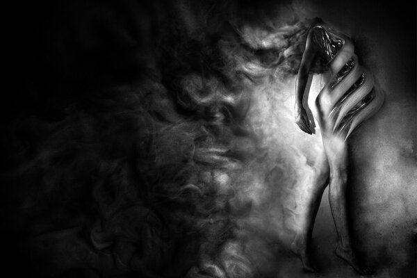 Figura de una chica en humo blanco y negro