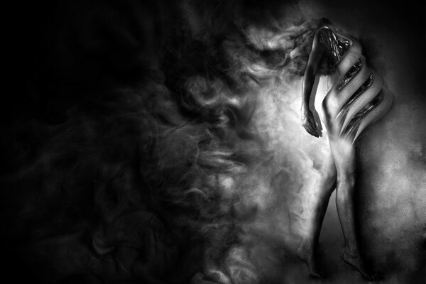 Figure de fille en noir et blanc de la fumée