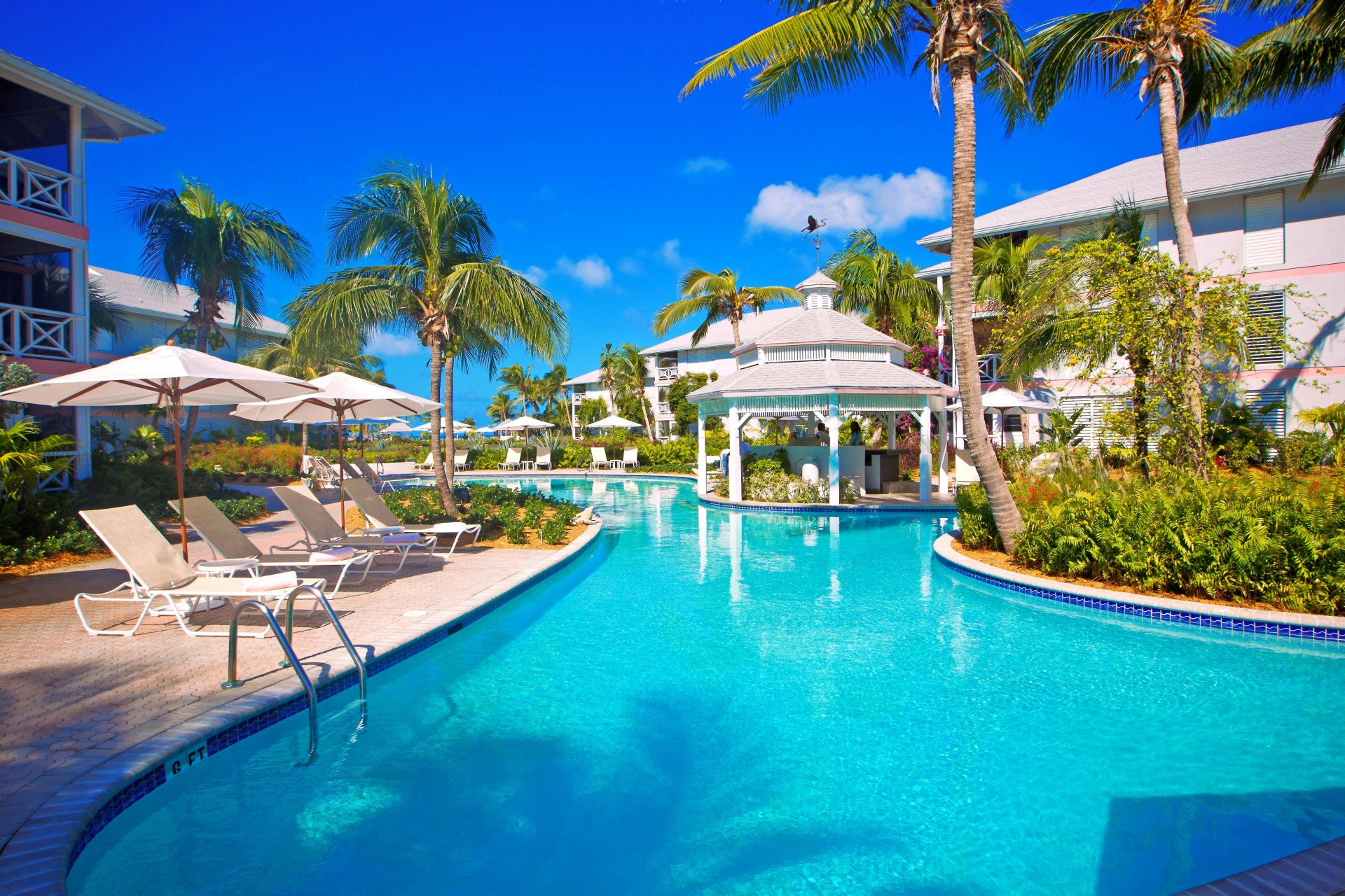 gazebo ciel piscine palmiers hôtel