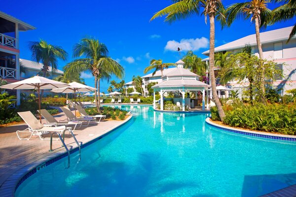 Hotel con cielo azul y piscina