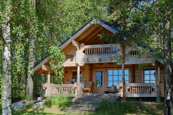 Casa acogedora de madera en la naturaleza