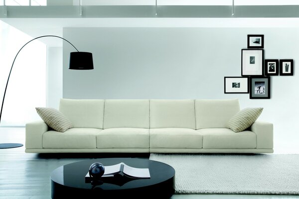 Stilvolles Wohnzimmer mit großem Sofa