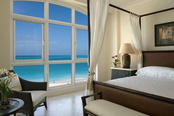Belle chambre avec vue sur l océan avec un mobilier de luxe