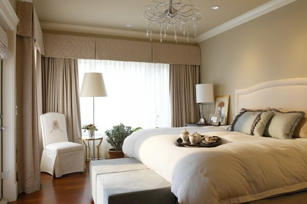 Sypialnia. Piękny design. Łóżko z poduszkami