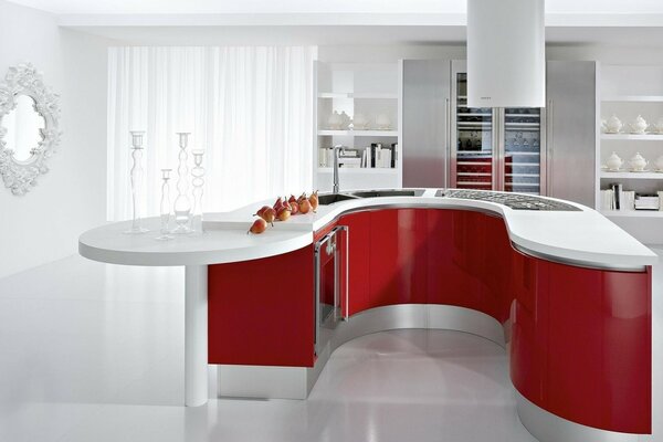 Diseño de cocina blanca con puertas rojas