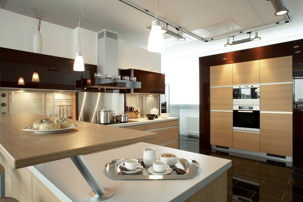 Belle cuisine moderne avec des meubles design