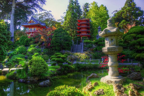 Японский сад с прекрасным живописным пейзажем