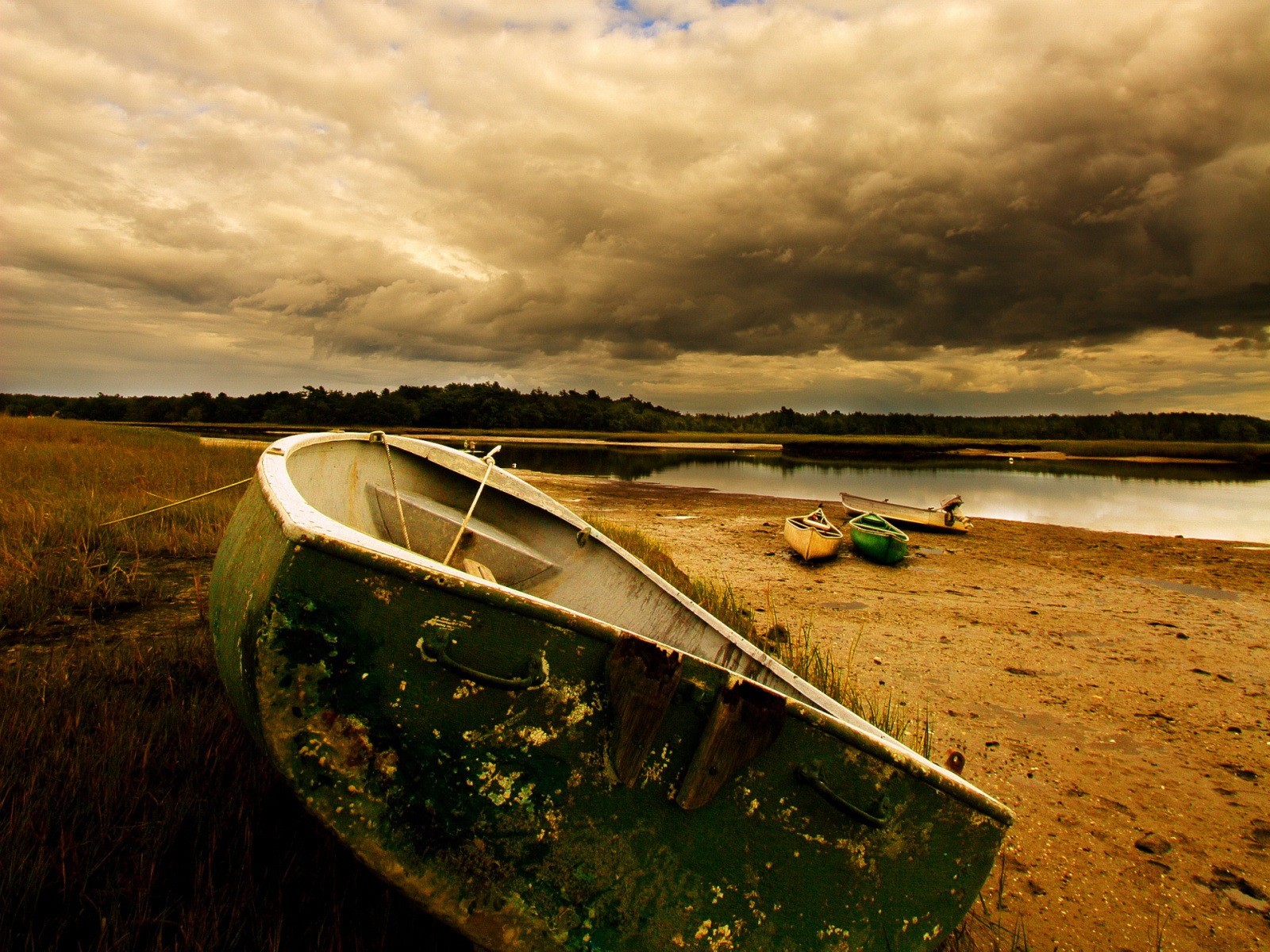 bateau sable rivière nuages