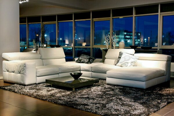 Wohnzimmer mit einem großen, weißen Sofa