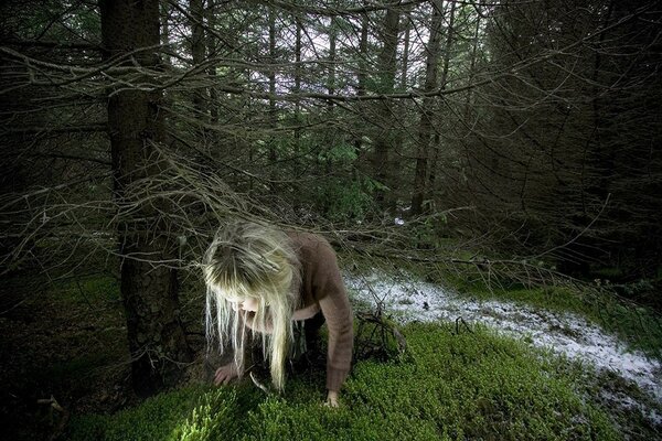 Ragazza persa nella foresta verde