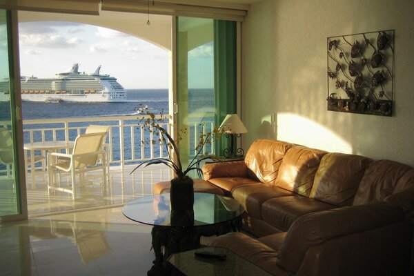 Vista al mar desde la ventana en la sala de Gilles