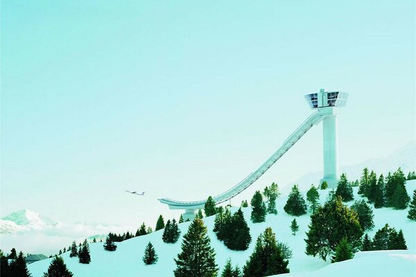 Paesaggio invernale con trampolino in montagna