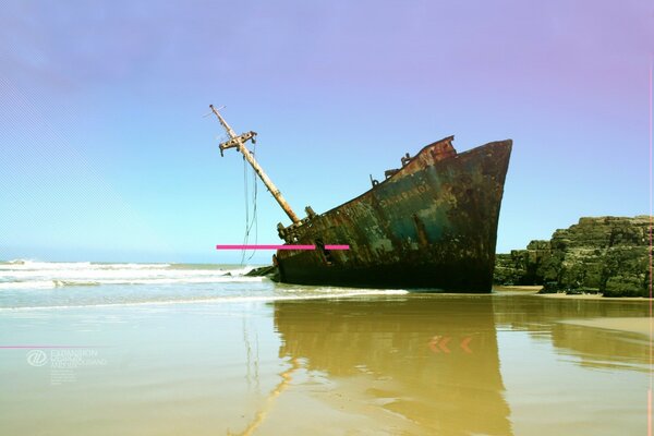 Barco oxidado medio hundido en la bahía