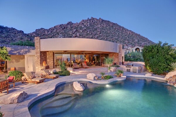 Hermosa casa con piscina con piedras