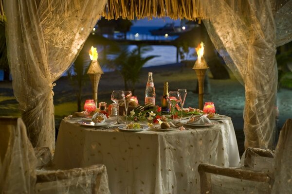 Dîner romantique au bord de la mer