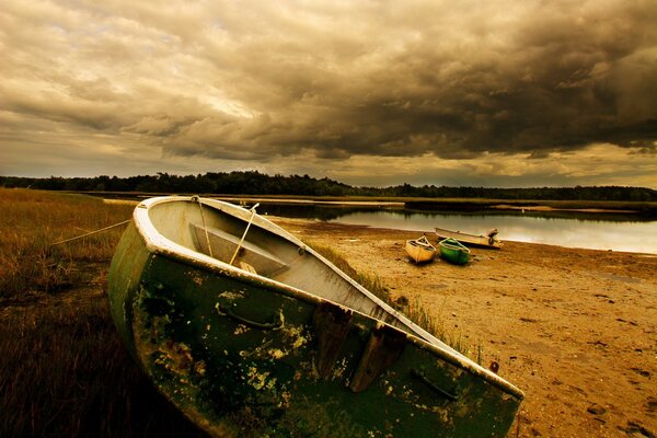 Bateau sur la côte de sable