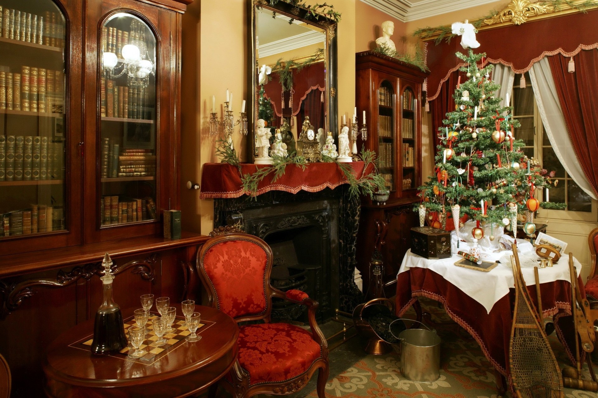 weihnachtsbaum weihnachten neujahr karaffe urlaub brille stühle foto kamin tisch salon