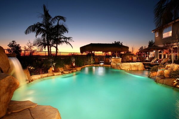Hotelowy basen wśród wysokich palm