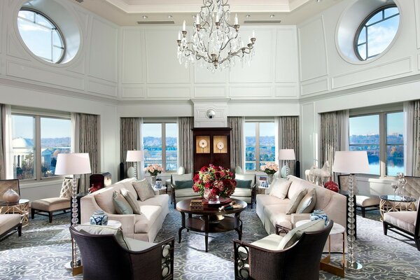 Elegante soggiorno luminoso con soffitti alti