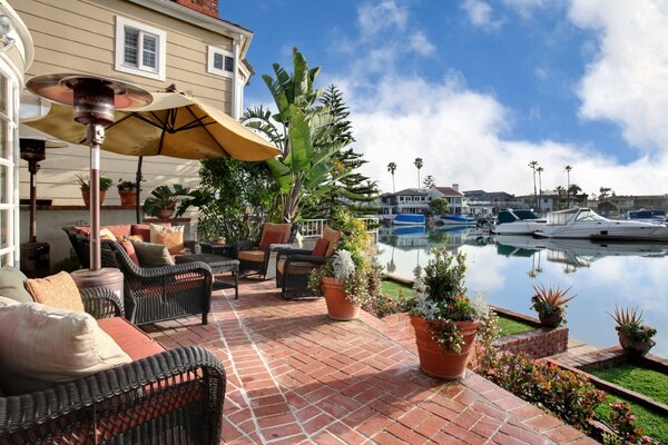 Terrasse moderne avec vue sur le lac et les yachts