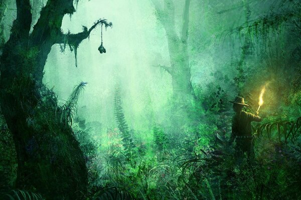 El hombre con la antorcha se cuela a través del bosque nocturno