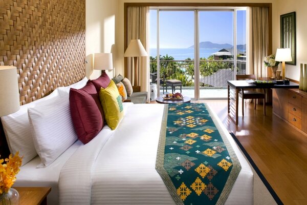 Elegante dormitorio con vistas al mar