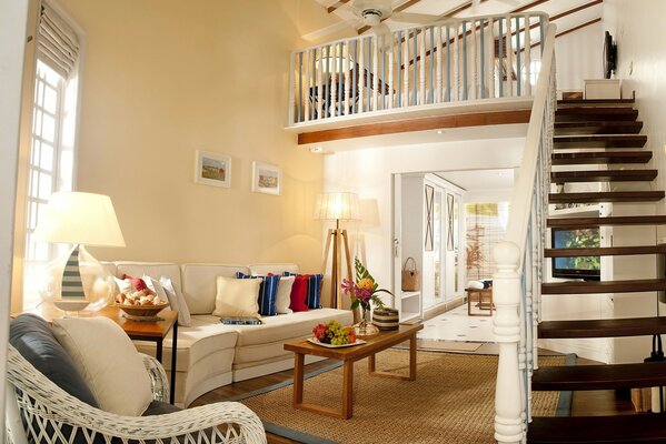 Elegante escalera en el interior de la sala de estar