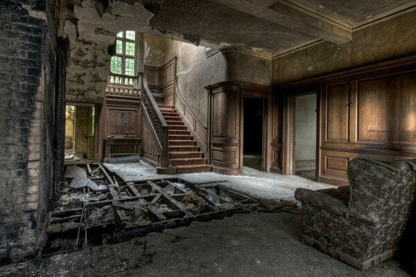 Casa en ruinas con escaleras