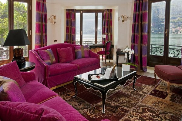 Design of a room with pink furniture and a view of nature from the windows