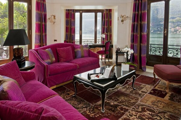 El diseño de la habitación con muebles de color rosa y vistas desde las ventanas de la naturaleza