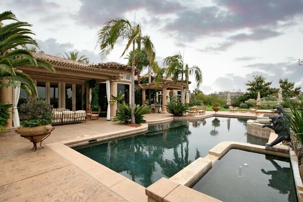 Villa avec piscine sur fond de palmiers et de la nature