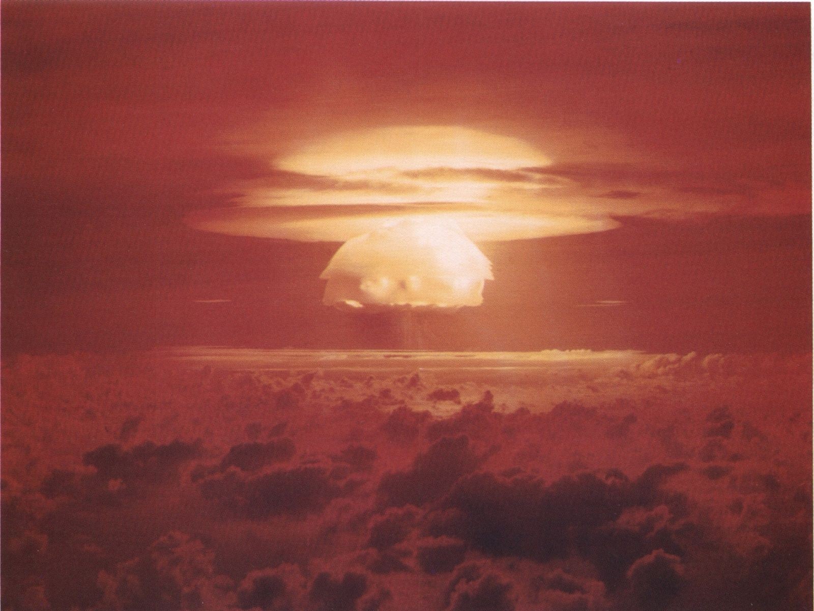 nuclear explosion cloud