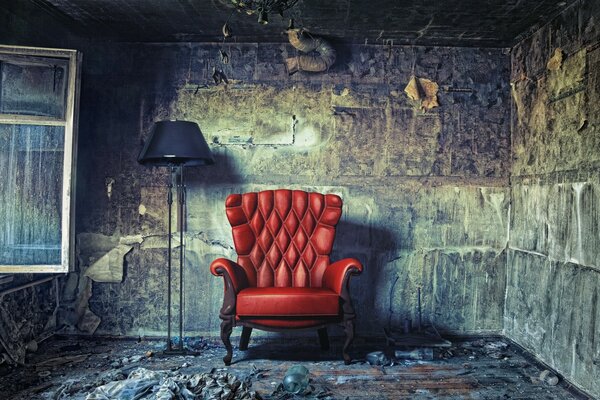 Der Raum hat einen roten Stuhl und ein offenes Fenster