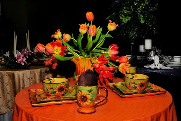 Tables avec des fleurs et des tasses colorées