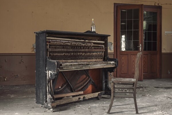 Edificio abandonado con sala de piano