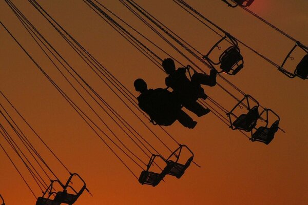 Carrusel al atardecer. Dos personas