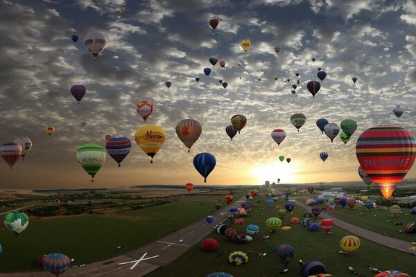 Viele Ballons schossen in die Wolken