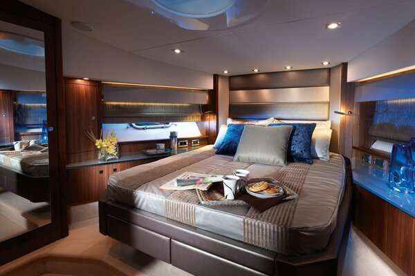 Роскошная спальня на шикарной яхте