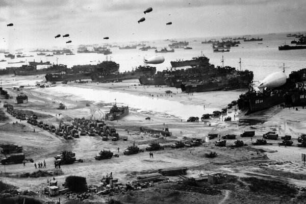 Foto in bianco e nero dello Sbarco in Normandia delle truppe