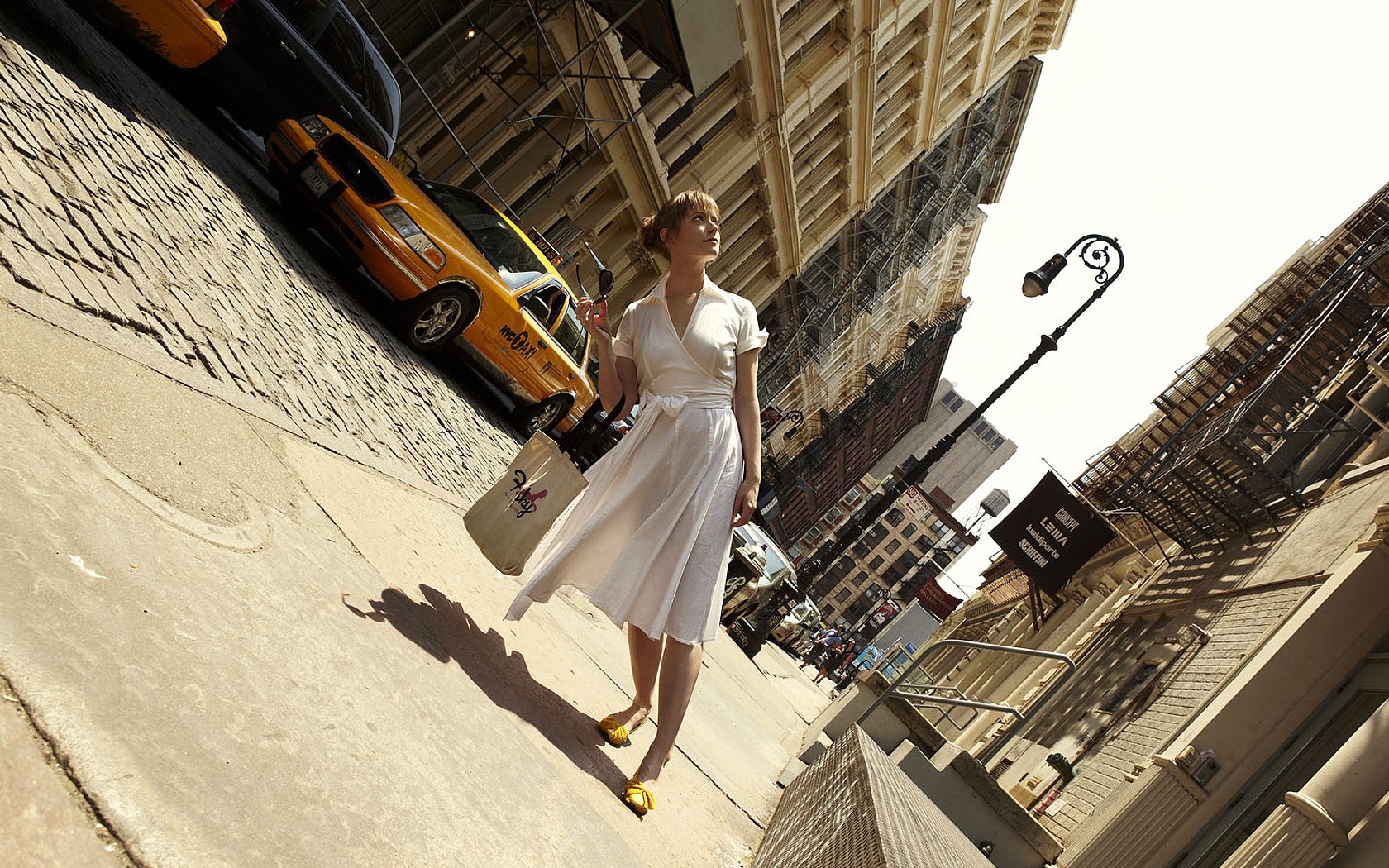 romain laurent new york fille robe rue taxi inclinaison