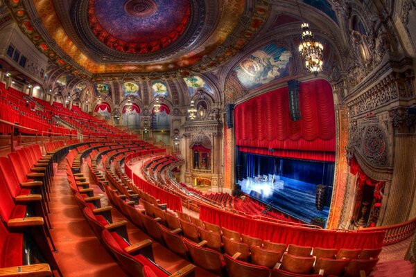 Une salle déserte du théâtre de luxe de Chicago avec une scène vide baignée de lumière