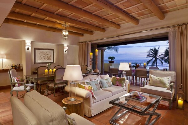 Suite im Hotel mit Panoramablick auf Palmen