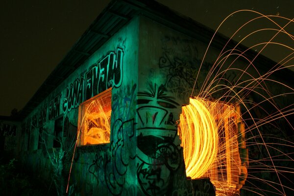 Graffiti quema de fuego nocturno