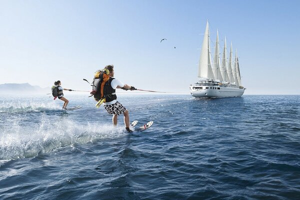 Barca a vela sull acqua. Sci nautico