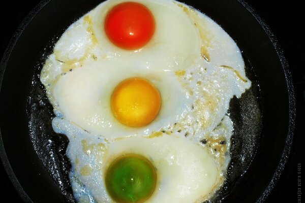 Traffic light of scrambled eggs, delicious scrambled eggs, tricolor scrambled eggs