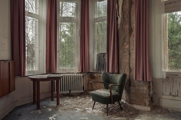 Vieille chaise dans une pièce abandonnée