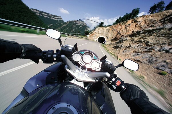 Motociclista conduce a velocidad en túnel