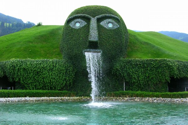 Ungewöhnliches grünes Wasserfalldesign