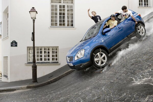 Bleu nissan qashqai dans la rue fantaisie Pro skate